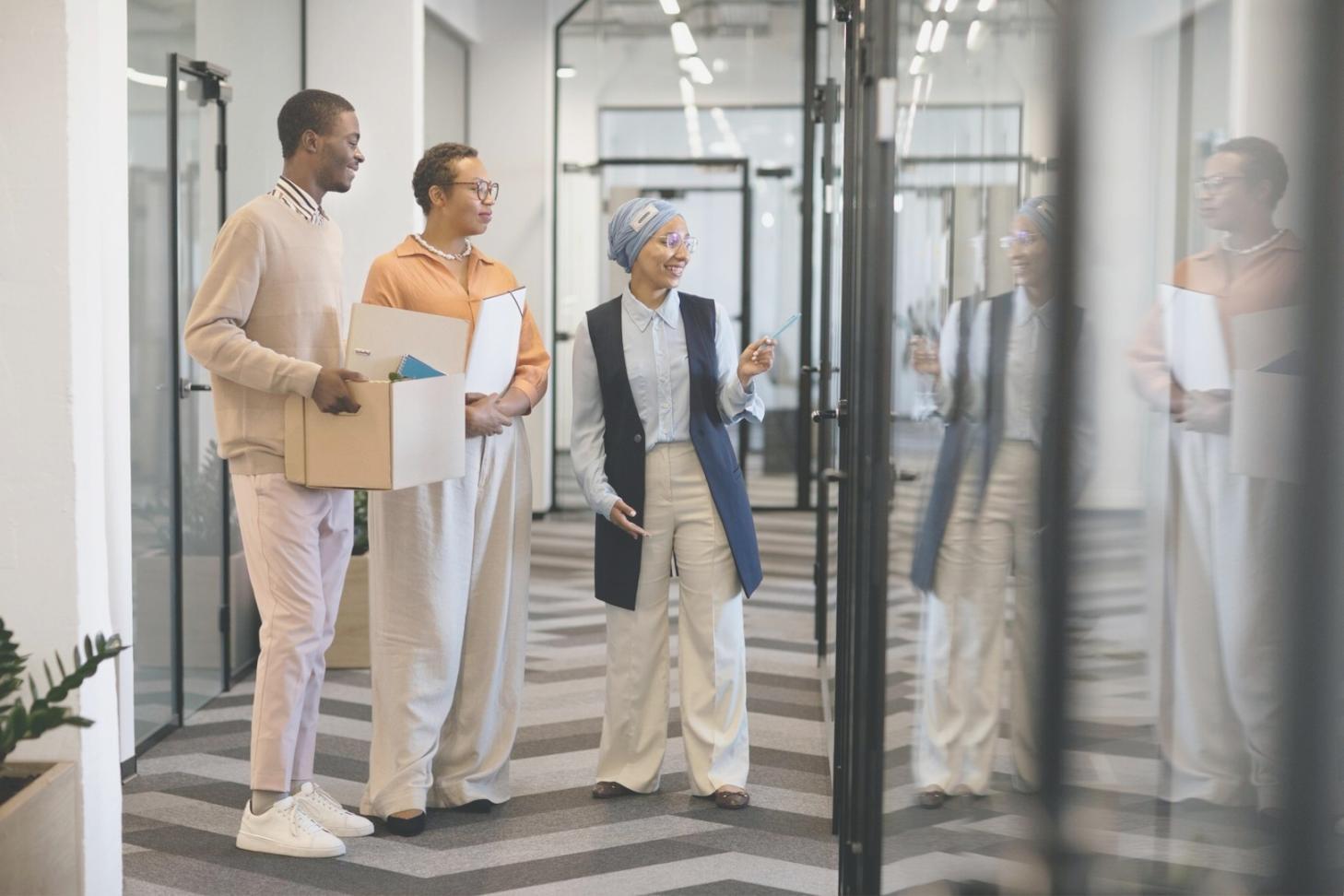 Étudiants travaillant sur des projets de planification financière