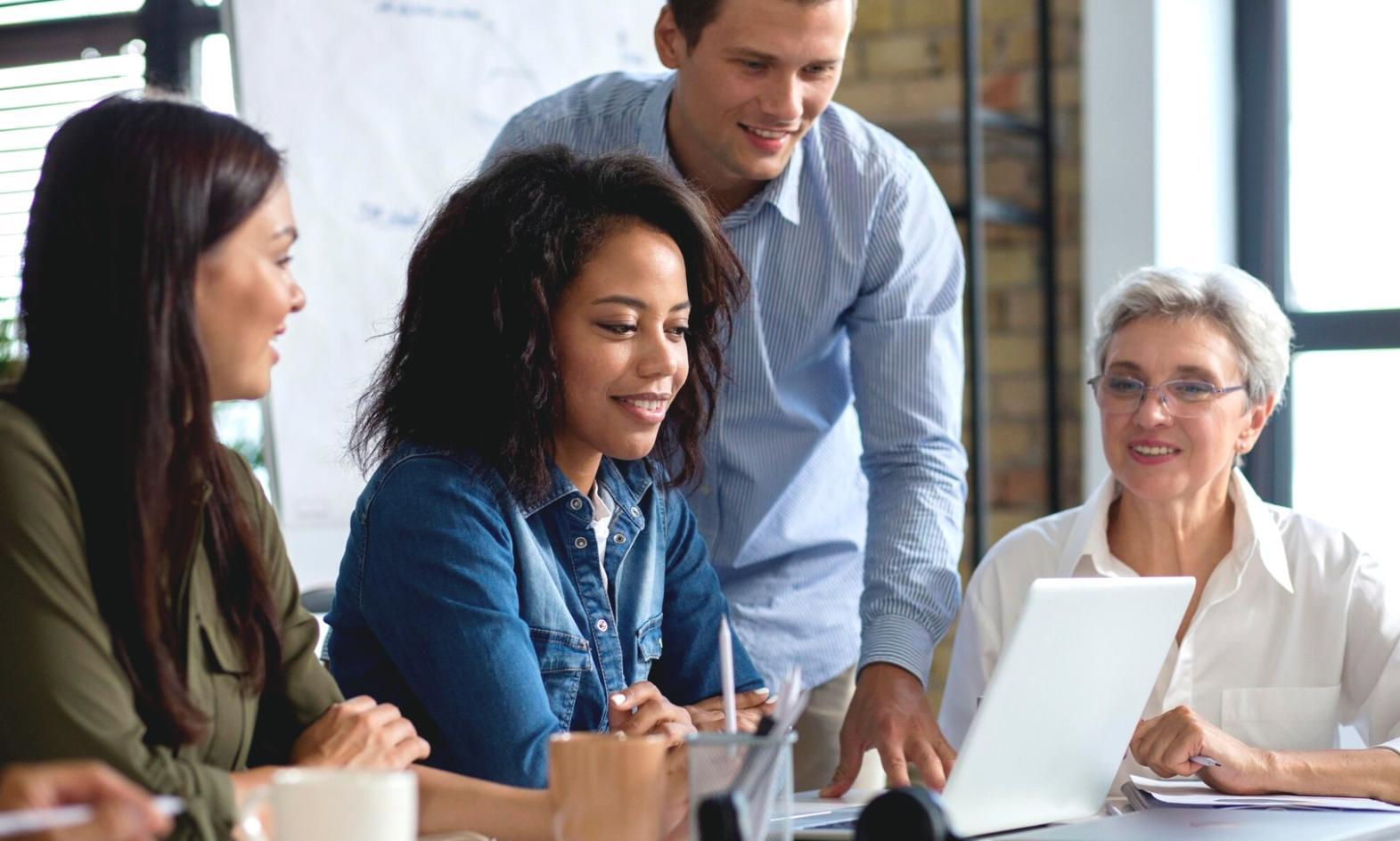 Graphiques et analyses financières sur écran d'ordinateur